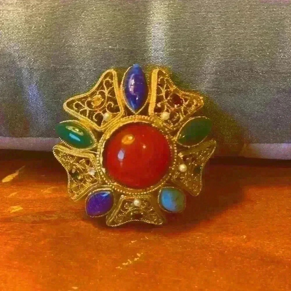 Vintage Jewelry - Brooch with several stones